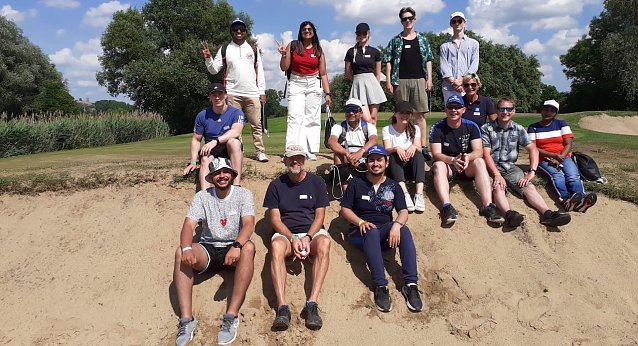 Bild: Fachkr&auml;fte auf dem Golfplatz