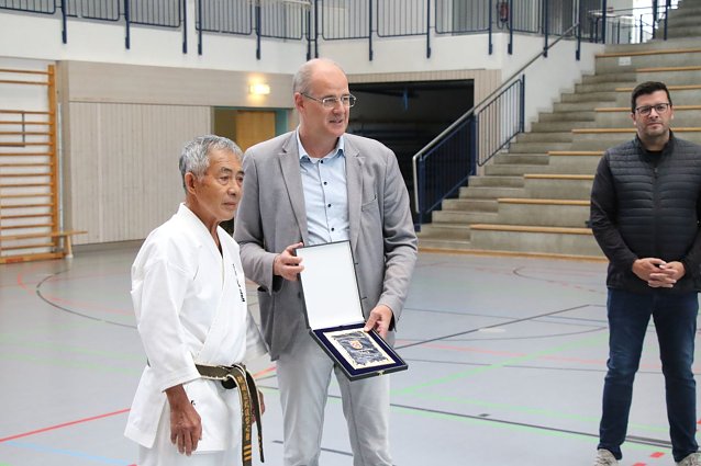Bild: Hidemi Tamayose wurde von Landrat Jendricke mit der Ehrenplakette des Kreises ausgezeichnet