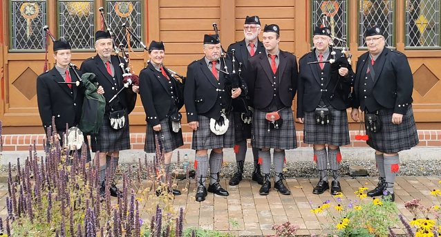 Bild: Barbarossa Pipes and Drums Sangerhausen (2022 vor der Stabkirche Stiege) 