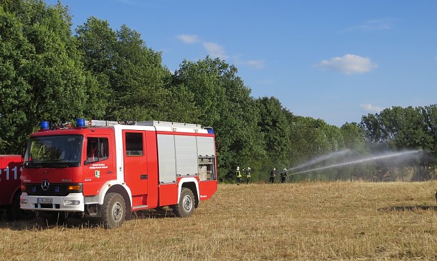 Bild: Gemeinsame Waldbrand&uuml;bungen von Forst und Feuerwehren gerade auch an Wald-Feld-Grenzen: Nicht selten wandern Feldbr&auml;nde in angrenzende W&auml;lder und verursachen dort gro&szlig;en finanziellen wie &ouml;kologischen Schaden  