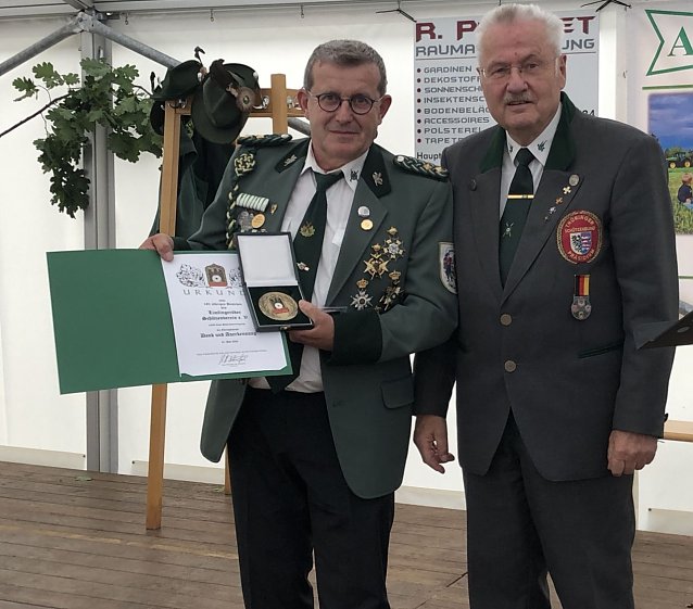 Bild: Der Vereinsvorsitzende Andr&eacute; Harke und Hans G&uuml;lland vom Th&uuml;ringer Sch&uuml;tzenbund