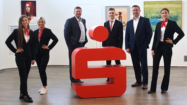 Bild: v.l.n.r. Marie-Luise Fitzenreiter , Mich&egrave;le-Chantal Hellmund, Vorstandsvorsitzender Thomas Seeber, Philipp Mahneke, Vorstandsmitglied Jan Oberb&uuml;chler und Alwina Luhn