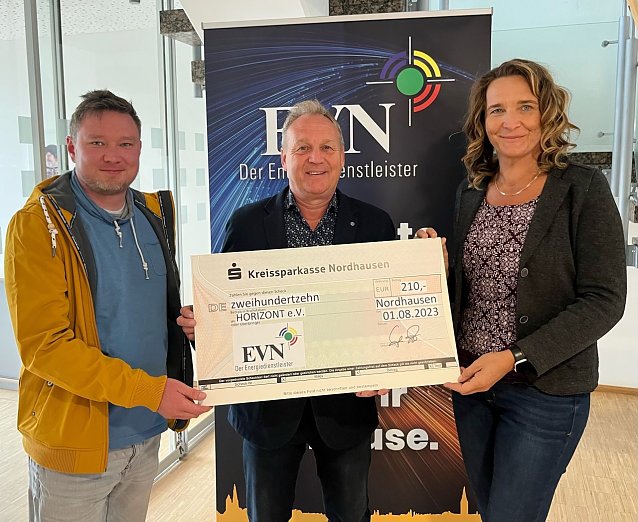 Bild: Jana Z&ouml;ller &uuml;bergibt einen Spendenscheck in H&ouml;he von 210 Euro an Ren&eacute; K&uuml;bler, Gesch&auml;ftsf&uuml;hrer Horizont (Mitte) und Tim Hesse, Leitung Rittergut Harzrigi (links). 