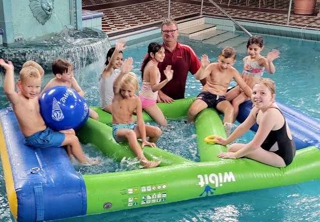 Bild: Artur, Atrin, Fiona, Maria, Amandus, Setavesh, Jasmin Ella, Theodor und Hugo haben Spa&szlig; mit dem neuen Spielger&auml;t