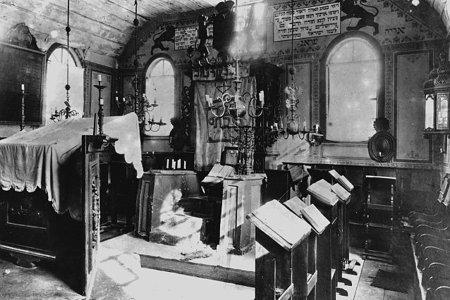 Bild: Synagoge von innen mit Blick auf den Toraschrein 