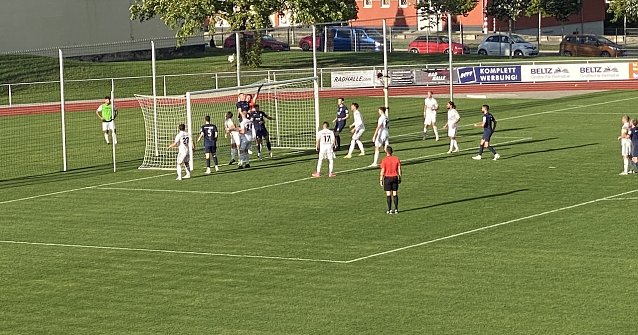 Bild: Preu&szlig;en-Keeper Hartmann wehrt einen Wacker-Eckball ab