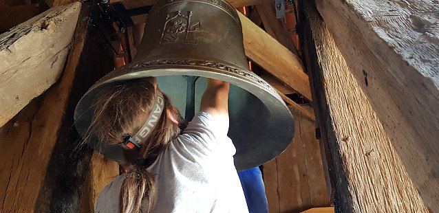 Bild: Letztes Handanlagen an der neuen Glocke