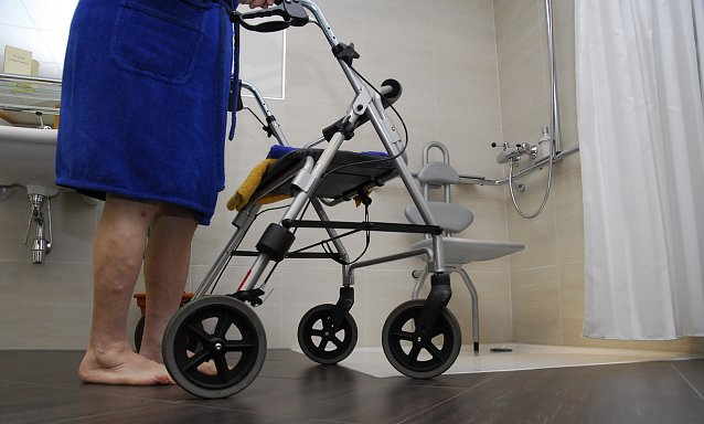 Bild: Mit dem Rollator zu Hause unterwegs