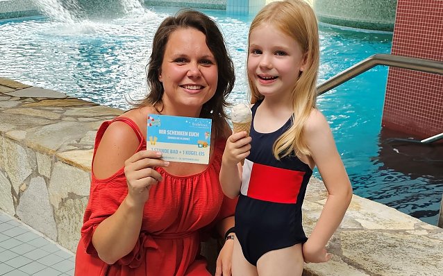 Bild: Johanna aus dem aktuellen Schwimmkurs konnte sich bereits vom leckeren Eis &uuml;berzeugen und freut sich auf ihr Seepferdchen, das sie Ende der Woche erh&auml;lt.