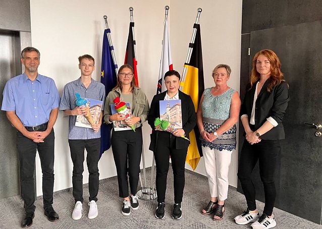 Bild: Begr&uuml;&szlig;ung neuer Auszubildender durch Oberb&uuml;rgermeister Kai Buchmann, Bettina Broszat (Personalrat) und Ines Bierwisch (Personalamt) 