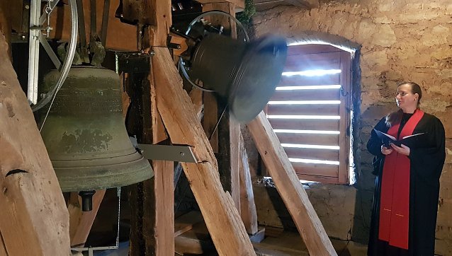 Bild: Pfarrerin Annegret Steinke im Turm der Rosenkirche zu Elende anl&auml;sslich der Glockenweihe der Pilgerglocke