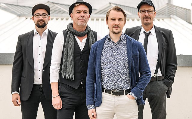 Bild: Warten schon auf dem Parkdeck auf ein tolles Konzert: die Jungs von FRANZ KARAFKA