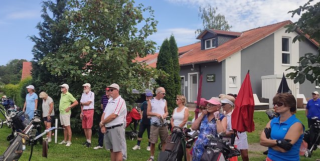 Bild: Die Golfer in gespanter Erwartung des n&auml;chsten Abschlags