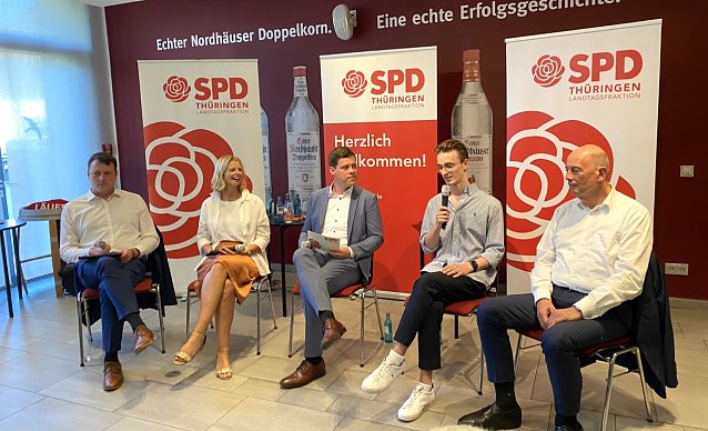 Bild: Matthias Kurras (Maximator Hydrogen), Alexandra Rieger (B&uuml;rgermeisterin), Lutz Liebscher (SPD-Landtagsabgeordneter) und Wirtschaftsminister Wolfang Tiefensee (ganz rechts) lauschen den Ausf&uuml;hrungen des Studenten und Existenzgr&uuml;nders Jacob Janssen