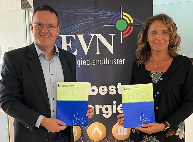 Bild:  Partnerschaft besiegelt: Prof. Dr. J&ouml;rg Wagner (Pr&auml;sident HSN) und Jana Z&ouml;ller (Gesch&auml;ftsf&uuml;hrerin EVN) unterzeichnen Kooperationsvertrag
