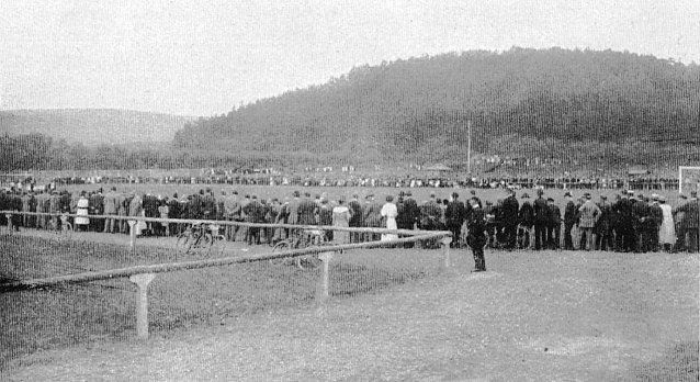 Bild: Der Wacker-Sportplatz heute vor einhundert Jahren w&auml;hrend der Einweihung am 26. August