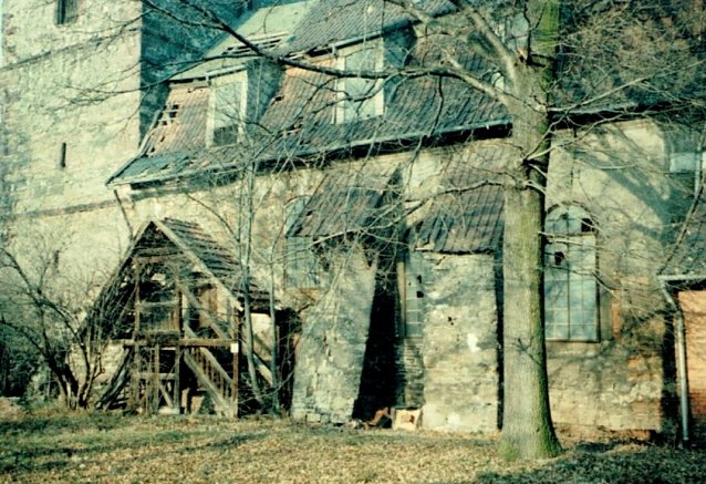 Bild: Heruntergekommen und von Amts wegen gesperrt - so sah die Kirche vor knapp 30 Jahren aus