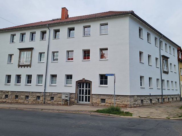Bild: Blick auf das Haus Stresemannring 1, das jetzt eine frische Fassade hat.