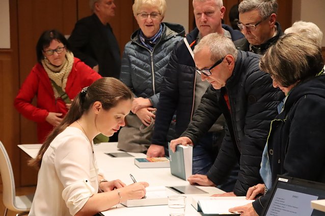 Bild: Dr. Antonia J&auml;ger signiert ihr Buch