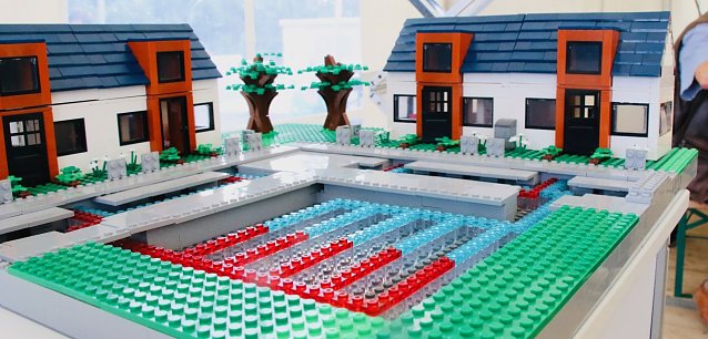Bild: Kalte Nahw&auml;rme, verlegt knapp unter der Erde - im Lego-Modell soll das Wirkprinzip des neuen Netzes veranschaulicht werden