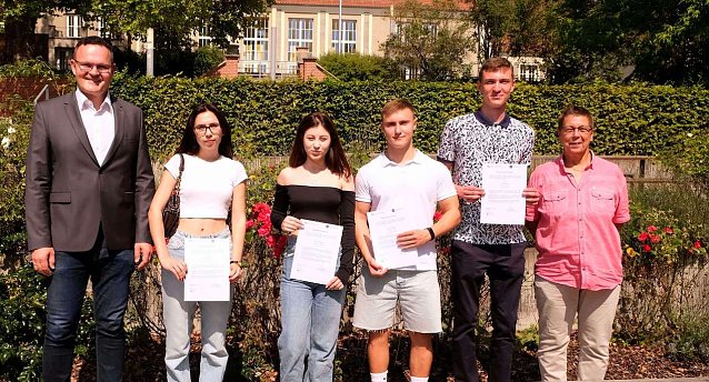 Bild: Hochschulpr&auml;sident Prof. Dr. J&ouml;rg Wagner und die Leiterin des Staatlichen Studienkollegs Nordhausen Kathrin Gehrke mit Stipendiaten