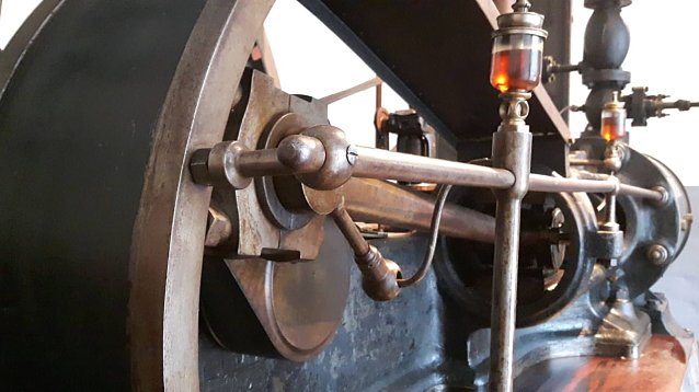 Bild: Die Dampfmaschine der Traditionsbrennerei