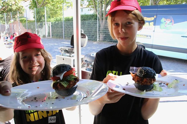 Bild: Selbst gemacht schmeckt es gleich noch besser - die Kinder mussten als "Grill Ninjas" selber Hand anlegen bevor geschlemmt werden konnte