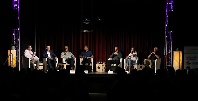 Bild: Podiumsdiskussion im Jugendclubhaus