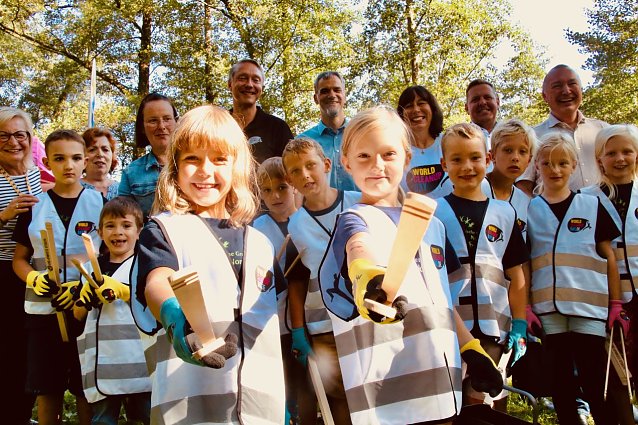 Bild: Die Kinder der evangelischen Grundschule machten heute den Anfang f&uuml;r das Gro&szlig;reinemachen zum World Cleanup Day