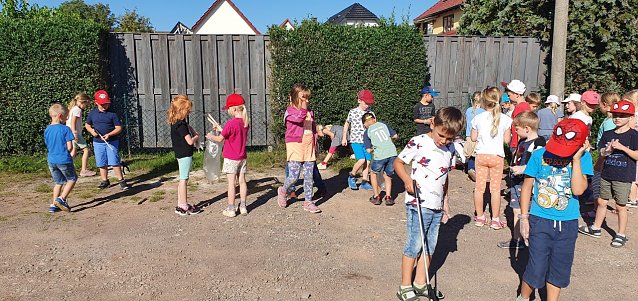 Bild: Junge M&uuml;llsammler in Nohra unterwegs