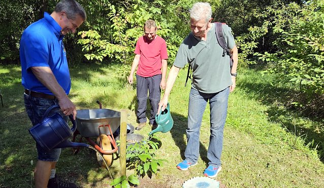 Bild: Baumpflanzung zur Wegeseinweihung