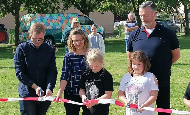 Bild: Er&ouml;ffnung des inklusiven Spielplatzes heute in Heringen durch die Kinder mit feierlichem Banddurchschnitt