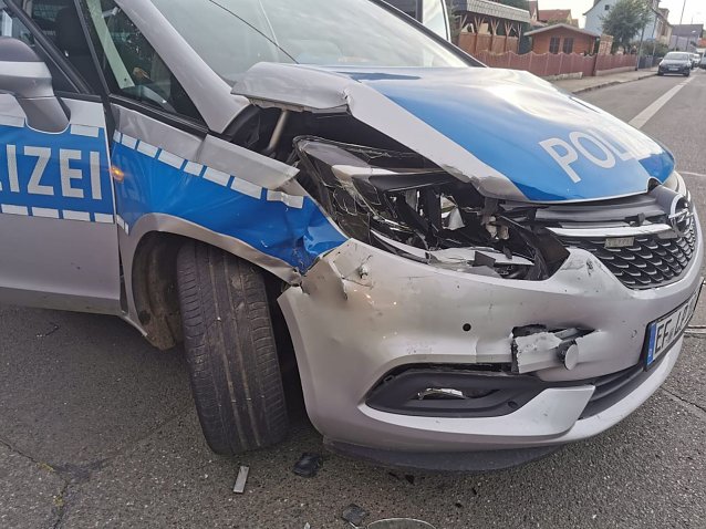 Bild: Demolierter Streifenwagen