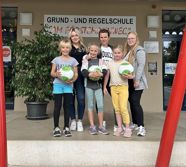 Bild: Ball&uuml;bergabe an die Regelschule Am F&ouml;rstemannpark