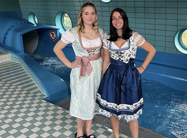 Bild: Eva und Amelie haben sich schon in Schale geworfen
