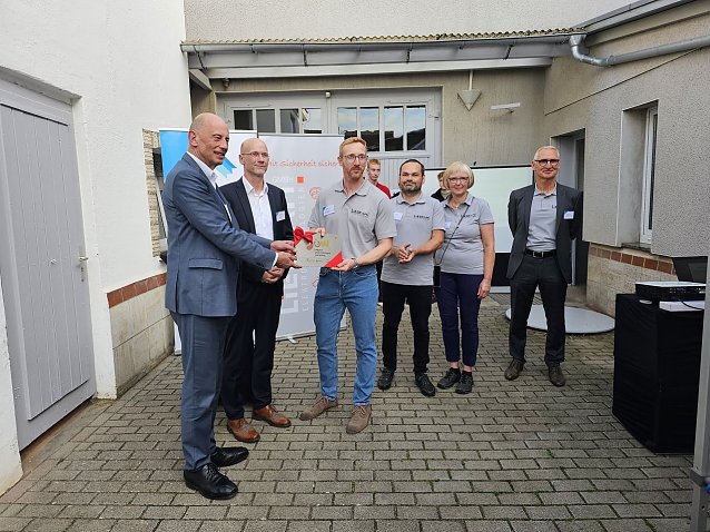 Bild: Ausgezeichnetes Engagement: Minister Tiefensee zeichnet die Jugend-Unternehmenswerkstatt der Firma LIEBRAM aus 