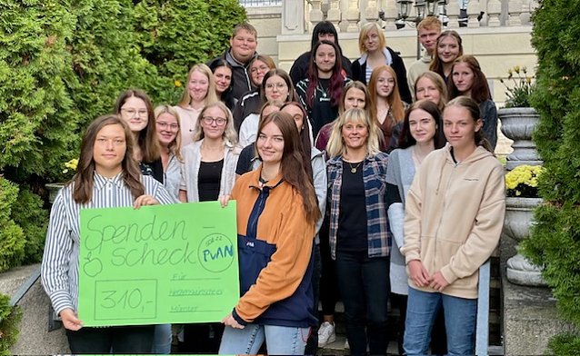 Bild: Ein Spendencheck f&uuml;r Kinderw&uuml;nsche, zusammengetragen von den Auszubildenden der pro vita Akademie