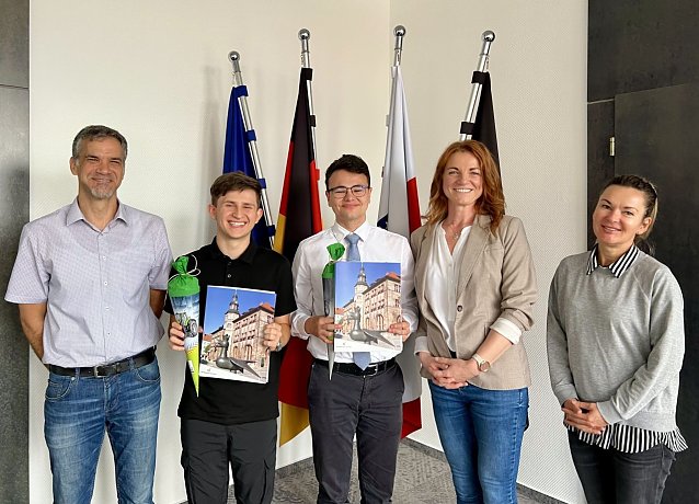 Bild: Im Rathaus wurden heute die Studenten Tim R&ouml;diger und Jakob K&ouml;hler begr&uuml;&szlig;t