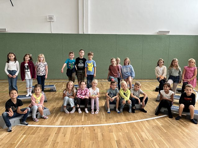 Bild: Grundsch&uuml;ler der Grundschule Albert Kuntz mit ihren neuen Sportger&auml;ten