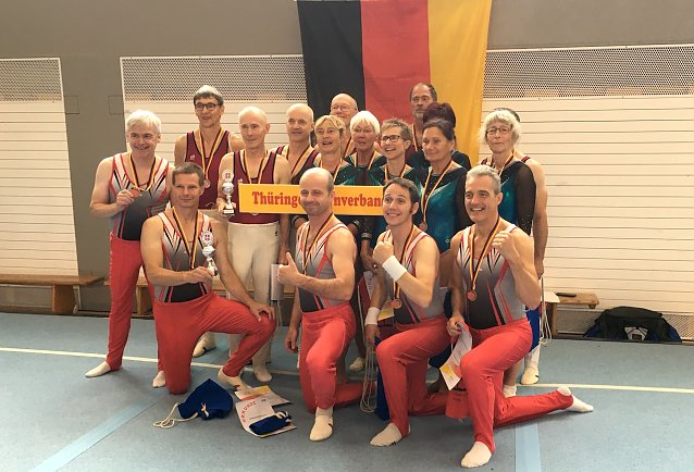 Bild: Namen der Th&uuml;ringer Turner von links nach rechts auf dem Bild: Marco Kindler, Peter Kuschnerus, Uwe Springsguth, Dietmar Rehder, Henry Schl&uuml;ter ,Arne Goldammer, Dagmar Pantalon, Frank Lahn, Ruth Hagene, Birgit Herrmann, Rainer Fischer, Friedhardt Beck, Martina Kort&uuml;m (verd.) Karin Brehme, Bj&ouml;rn Preuster, Beate Ludwig, Rainer Lopp(verd.)