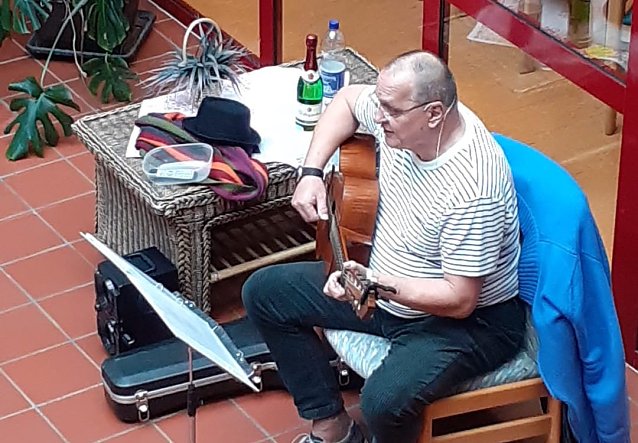 Bild: Herr Nestler musiziert im Haus soweno