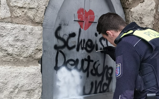 Bild: Die Polizei untersuchte heute auf dem Petersberg in Nordhausen Graffiti Schmierereien 