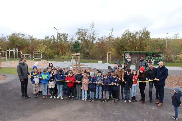Bild: Gemeinsam mit Kindern der Kindertageseinrichtung Haus Domino, der Staatlichen Grundschule K&auml;the Kollwitz, des Jugendclubs Mitte (Kreisjugendring) sowie Jugendlichen des Kinder- und Jugendstadtrates, er&ouml;ffnete Oberb&uuml;rgermeister Kai Buchmann den Nordpark