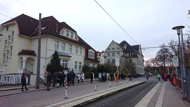 Bild: Versammlung vor dem Landratsamt heute Nachmittag