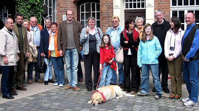 Bild: Delegation in der TRaditionsbrennerei