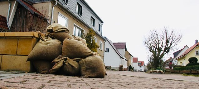 Bild: Die Sands&auml;cke sind aus Windehausen noch nicht verschwunden