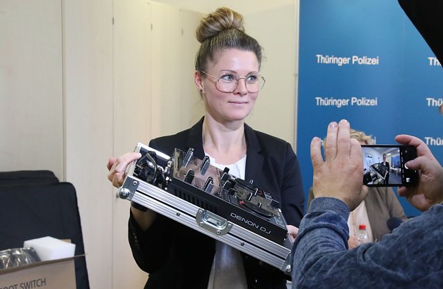 Bild: Sachbearbeiterin Franziska Enger zeigt ein beschlagnahmtes Mischpult