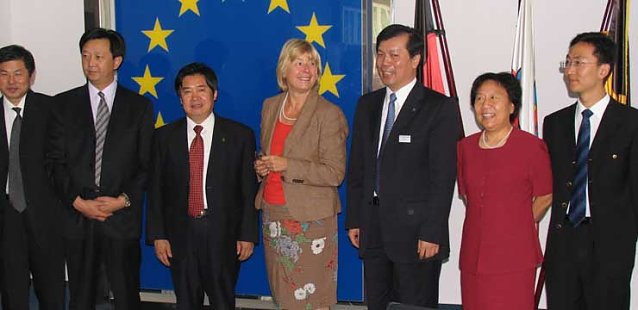 Bild: B&uuml;rgermeister Liu Yongzhong links neben Oberb&uuml;rgermeisterin Barbara Rinke