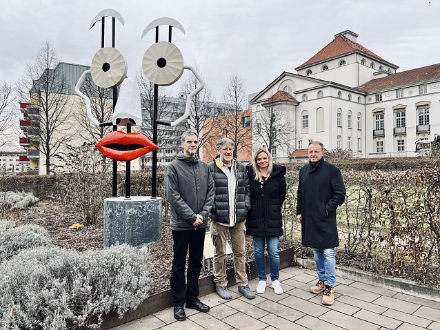 Bild: Oberb&uuml;rgermeister Kai Buchmann, Gesch&auml;ftsf&uuml;hrer der Roland Malerwerkst&auml;tten Gerd B&ouml;rold, Verantwortliche f&uuml;r St&auml;dtepartnerschaften Kathleen Scholz, Bauhofleiter Matthias Eggerth