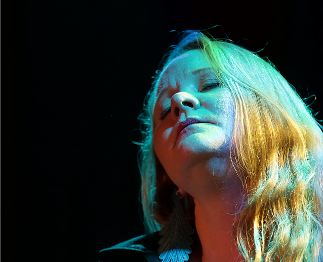 Bild: Die kanadische Singer- Songwriterin Laya Zoe